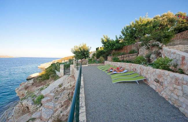 Chloe Seafront Villa - Photo 19