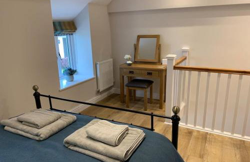 The Barn at Pentregaer Ucha, with tennis court and lake - Foto 20