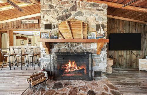 Coastal Red Farmhouse w/Firepit - Holiday Home - Foto 25