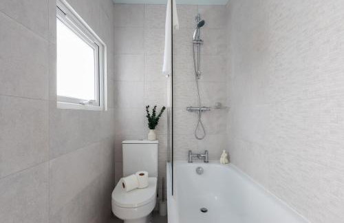 Sanjo Suite - Sleek 2BR Home with Parking & WIFI - Foto 5