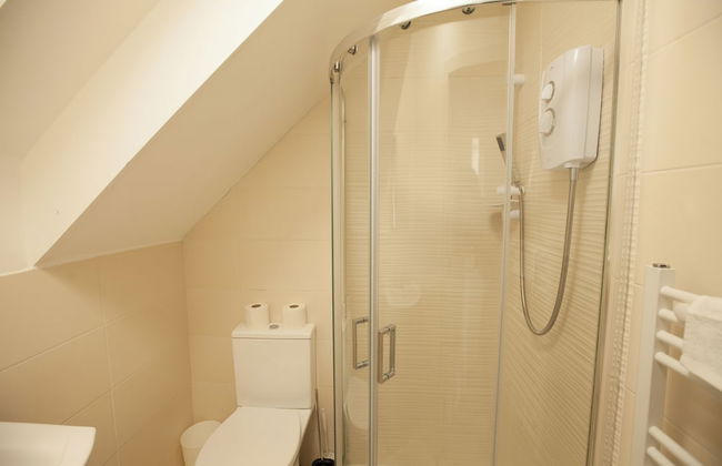 Coombe Hill 2 bedroom House & Parking - Photo 19