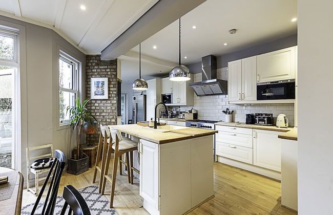 Gorgeous 4-bed Home With a Fireplace and Terrace - Foto 9