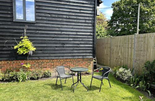 Charming King Bed Ensuite Studio in Peaceful West Challow - Photo 14
