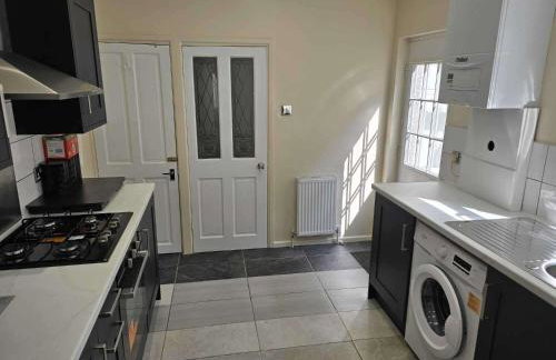 House - Sleeps 8 - Garden - Short Walk to Station - Foto 26