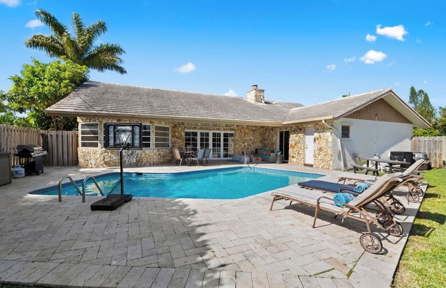 Family-friendly 5BR Home w/ Heated Pool & Parking - Foto 41