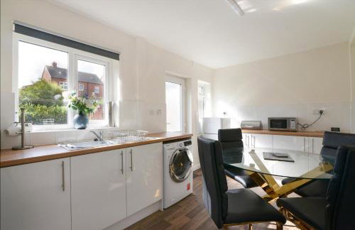 Alderton House - Spacious 3 Bed with Parking - Foto 5