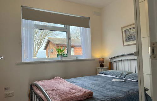 VALLEY VIEW self-catering coastal bungalow in rural West Wight - Photo 8