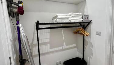 No1 Lux Apartment Nuneaton with Gated, Private Parking - Foto 4, furniture, towels