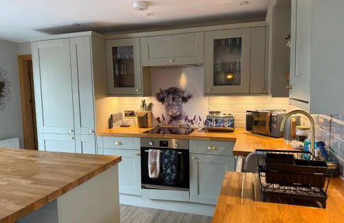 Distillers Cottage, Peaceful rural retreat in Lanarkshire, onsite craft distillery, hot tub, bbq hut, central for exploring Scotland - Photo 9