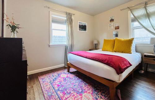 Celebration Chalet! Quant, cozy, a few blocks from BSU and close to downtown Boise, Fireplace, 4 beds, and seating for 6 Pets Welcome! - Photo 16