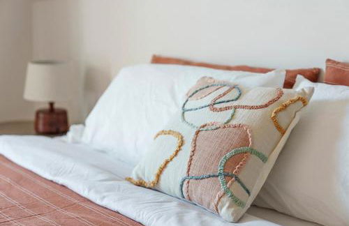 Cozy escape with Hot Tub, ideal for family & friends - Photo 5