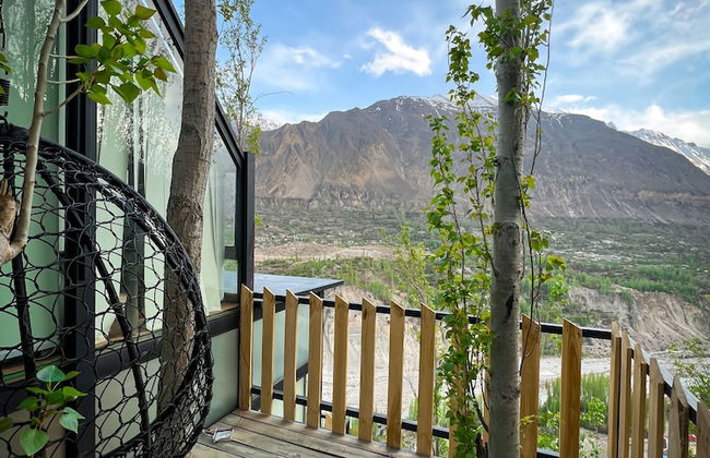 Stunning Cliff-edge 2-bedroom Chalet in Karimabad - Photo 26