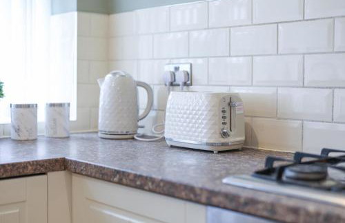 Spacious 4 Bedroom House with Parking - Foto 11