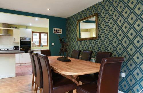 Air Maison - Large Family Home with Pool Table - Photo 41