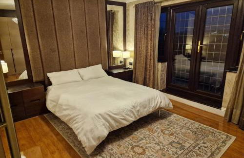 5 Bed 5 Bath Luxury Home Near Heathrow Free Parking - Foto 32