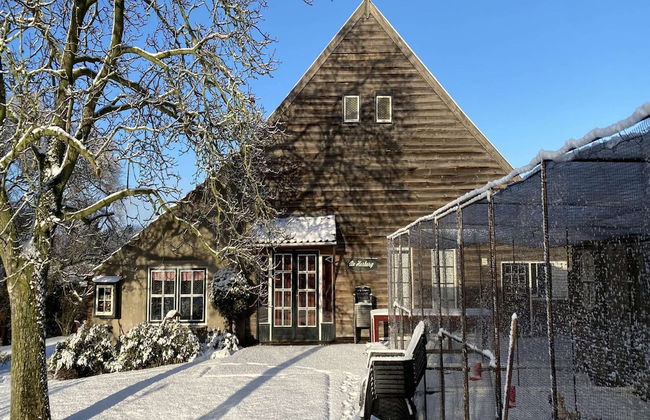 House Situated Peacefully on a Vast Green - Foto 30