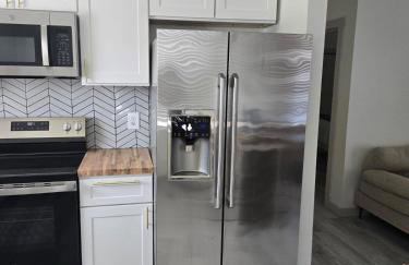 Modern B&W Coastal Retreat 2BR 2BA and Laundry - Foto 14