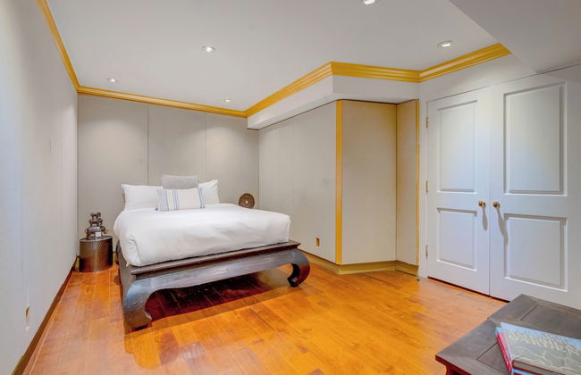 Carolwood - Modern Tuscan Villa With Rolling Lawns and Loggia in Holmby Hills - Photo 10