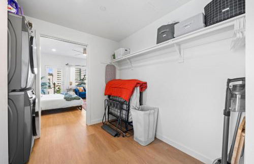 Stylish Top-Floor Gem with King Bed & City Ocean Views - Foto 23