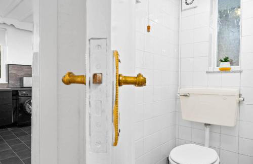 Stylish Four Bed House - 7 Guests - Garden - Parking - Netflix 802W - Foto 33