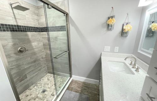 Gorgeous Modern 6BR South Facing Private Pool Hot Tub BBQ Theater 2 Miles Disney - Foto 29