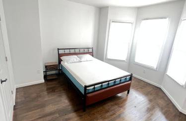 Newly renovated furnished home - Photo 12