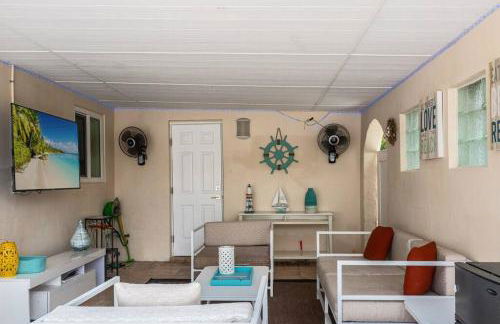 ~Villa Victoria Luxury! (Pool)~1 mile from beach - Foto 45