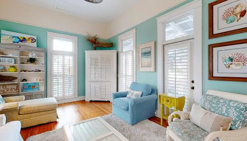 Charleston-style cottage w/ lovely decks, steps to the beach & pools - Foto 5