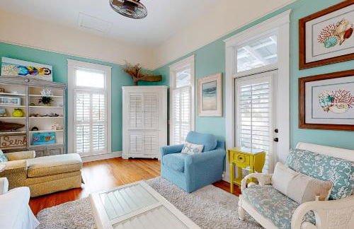 Charleston-style cottage w/ lovely decks, steps to the beach & pools - Foto 5