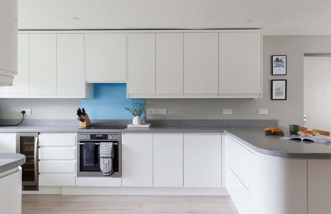 Stylish 4 Bed Home Close to Beach - Foto 17