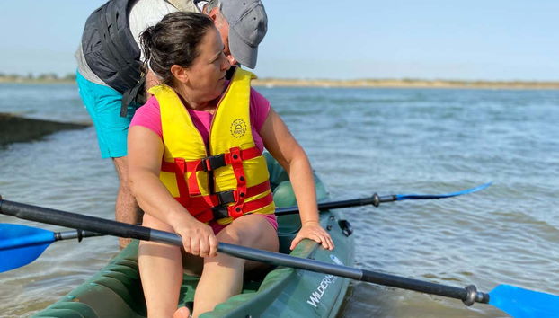 Poniendo a punto el kayak antes de la ruta