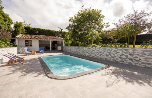 Countryside house with a pool and fireplace - Photo 1