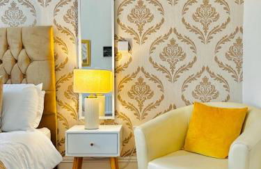 THE LAZY LION - Spacious 2 Bedroom - Town Centre Holiday Home Apartment - Photo 5