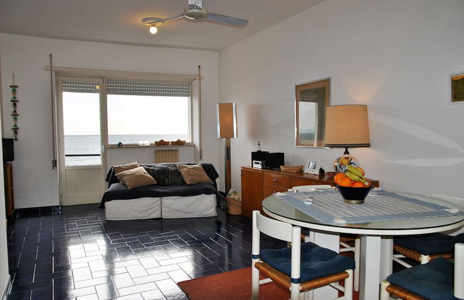 Edy sea View Holiday Apartment - Photo 9