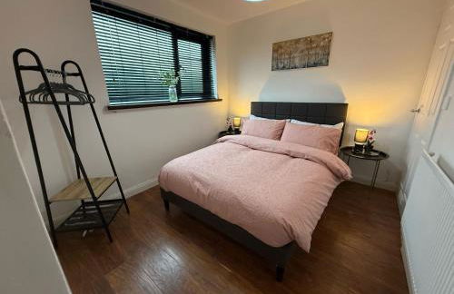 Stylish & Cosy Home in Bridgend with free parking - Photo 3