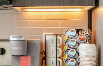 Hollywood Penthouse with Balcony & Pool View - Photo 36