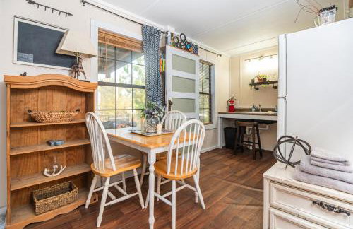 Cabin close to FL Caverns! Hot Tub, WI-FI, & Firepit - Foto 6