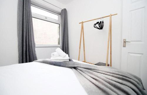 Peaceful 3 Bed Flat with Parking and Balcony by CTO Serviced Apartments - Foto 5