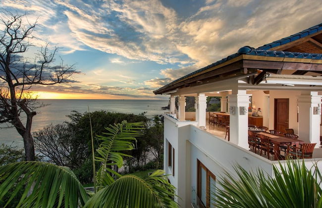 Exquisite Hilltop Villa with Luxurious Modern Design, Sweeping Ocean Views & Sparkling Infinity Pool - Foto 49