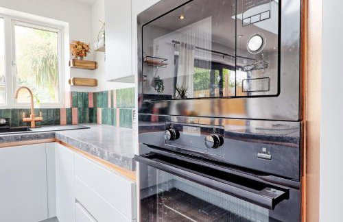 Spacious 4-Bedroom Home Near Station Seafront - Pass the Keys - Foto 22