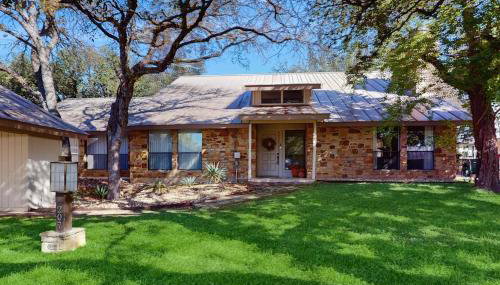 Cozy Dog-Friendly Home WITH Full Kitchen, Patio & Backyard, Close to Golf Course - Photo 4, Garden, Garden view