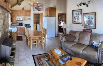 Relaxing Glamping Vacation: Fantastic Log Cabin with a Hot Tub in Darby, MT - Foto 22