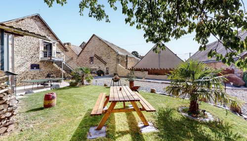 Amazing Home In Neuilly Le Vendin - Photo 2