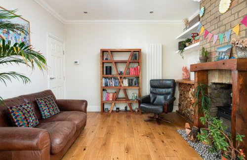 Charming Family Home with Stoves, Garden & Parking - Foto 7