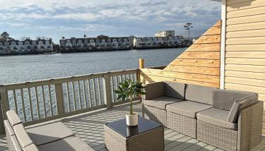 Sunset Serenity!!-Tropical Waterfront Oasis-Huge Private Patio-10Min to KingSt & Beaches - Foto 4