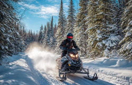 Prime Northern Maine Snowmobiling Retreat with Full Kitchen & Winter Trails Access - Foto 1