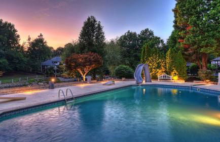 Lakefront Home w Pool, Dock, Fire Pit & Game Room Sip, Sip Away by Avantstay - Foto 18