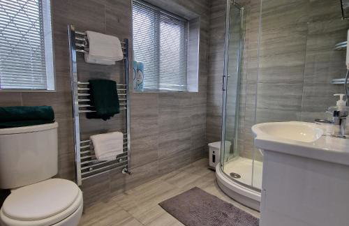 Delightful & Spacious Guest House in Farnworth Near Bolton Hospital - Foto 14