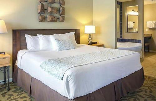 Relax surrounded by nature in this 1BD resort condo with resort amenities - Foto 2