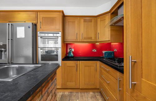 Spacious 4 Bedroom Home, Prime Location, Parking - Photo 8